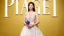 Dalam satu momen, Gianna Jun terlihat begitu memesona dalam balutan gaun putih transparan berdetail garis geometris yang ringan dan dramatis. [Dok/Piaget].