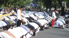 Massa pendukung pasangan capres-cawapres Prabowo Subianto dan Sandiaga Uno melakukan salat asar di Jalan Medan Merdeka Barat, Jakarta, Kamis (27/6/2019). Aksi tersebut dilakukan jelang putusan perselisihan hasil pemilihan umum (PHPU) Pilpres 2019 di Gedung MK. (merdeka.com/Arie Basuki)