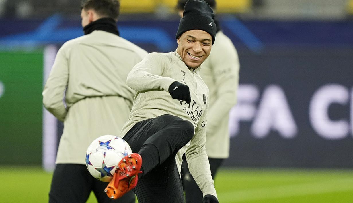 Pemain Paris Saint-Germain (PSG), Kylian Mbappe, mengontrol bola saat mengikuti sesi latihan jelang laga menghadapi Borussia Dortmund pada matchday 6 Grup F Liga Champions 2023/2024 di Stadion Signal Iduna Park, Rabu (13/12/2023). (AP Photo/Martin Meissner)
