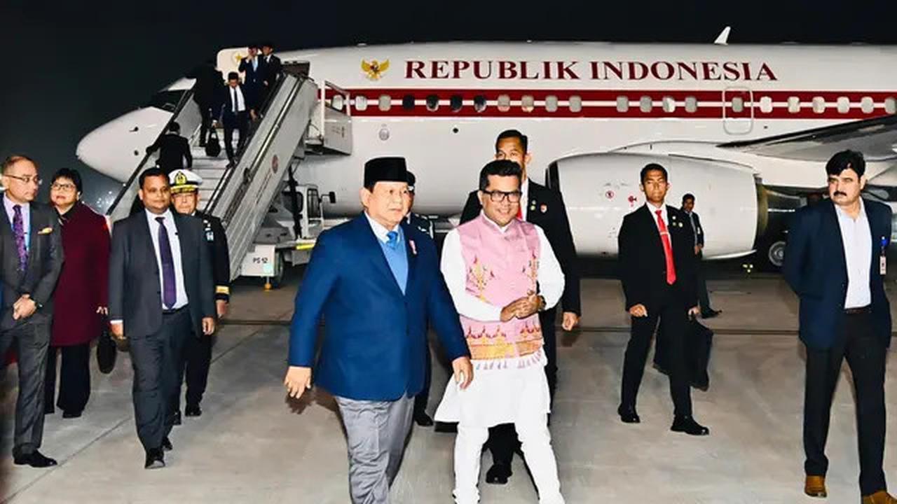 Sejumlah Mahasiswa Indonesia Sambut Presiden Prabowo saat Tiba di India