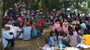 Warga berkumpul memadati hutan penelitian CIFOR saat tradisi Cucurak, di Kota Bogor, Minggu (13/5). Selain makan bersama, Cucurak merupakan tradisi saling memaafkan agar bisa memasuki bulan puasa dalam kondisi bersih. (Merdeka.com/Arie Basuki)