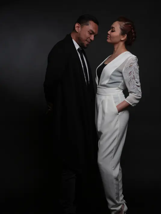 "Uda kak rina tunggu apa lagi uda cocok banget tuh kak," tulis malaaruan. Dan masih banyak lagi. Tidak hanya di akun Rina, tapi juga milik Fakhrul. (Galih W Satria/ dok. Bintang.com)