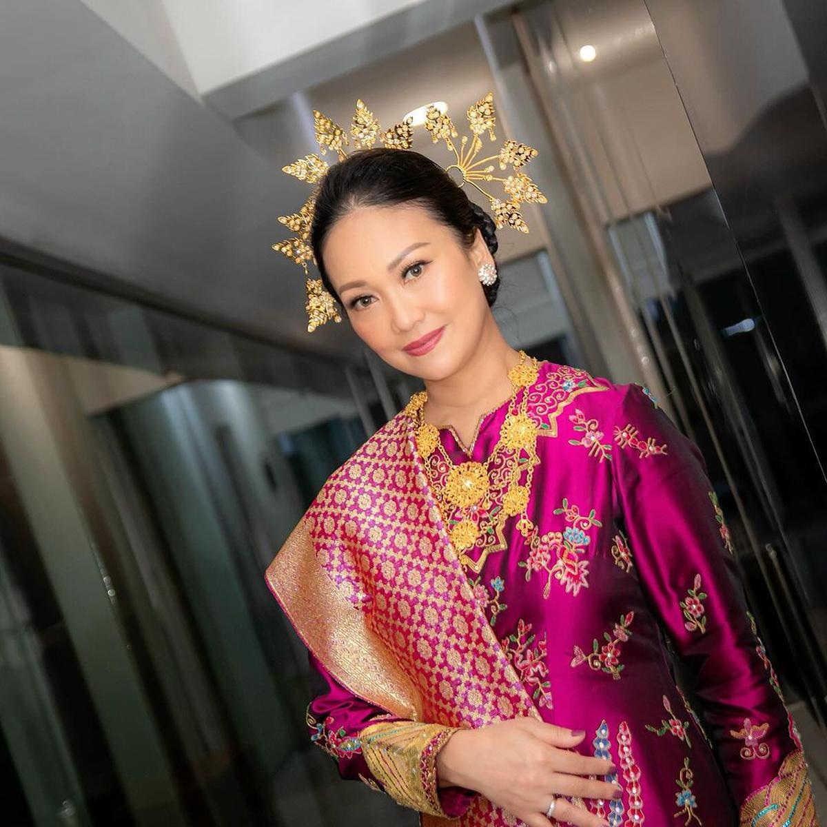 Potret Cantik Nola B3 Pakai Baju Kuruang yang Anggun dalam Konser Kenangan untuk Elly Kasim