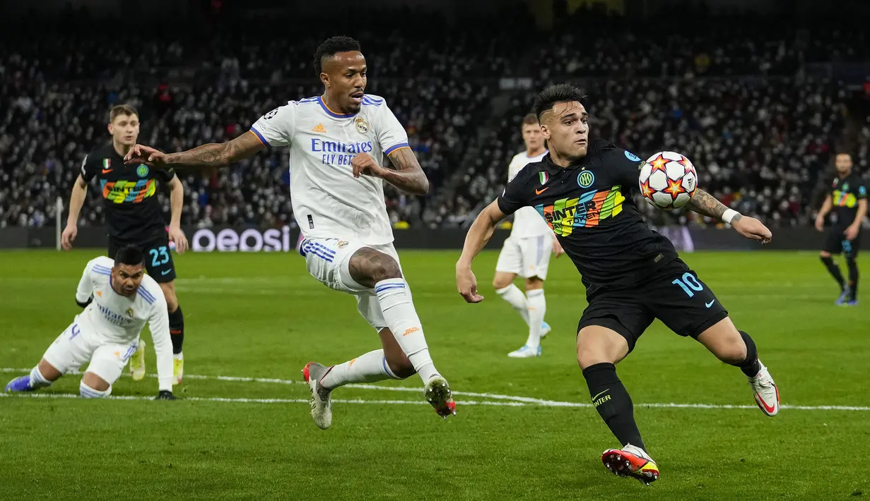 Usai tertinggal Inter Milan berusaha membalas dengan membongkar pertahanan Real Madrid. Usaha Lautaro Martinez dan kawan-kawan urung berbuah hasil akibat penyelesaian akhir yang mudah terbaca. (AP/Bernat Armangue)
