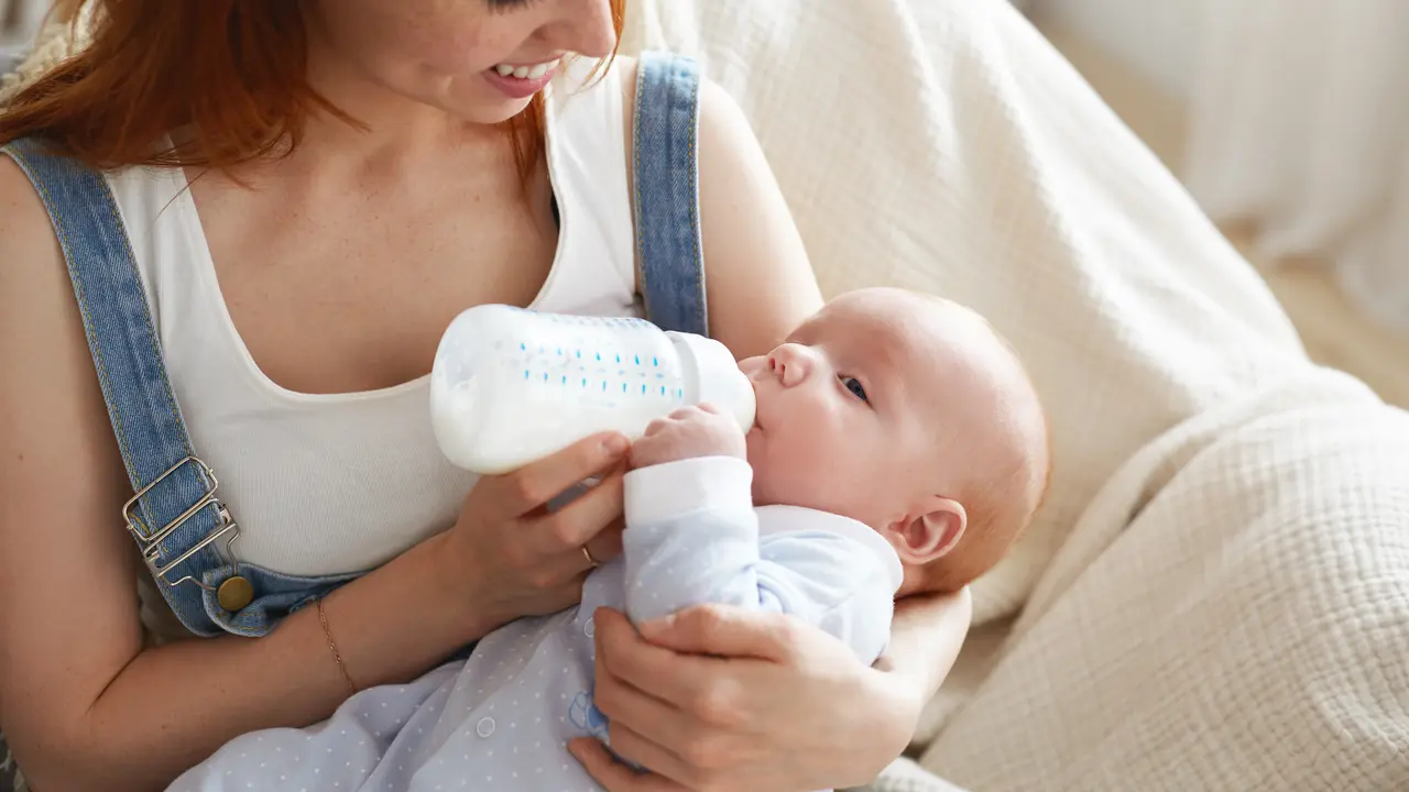 Ilustrasi Bayi Minum Susu