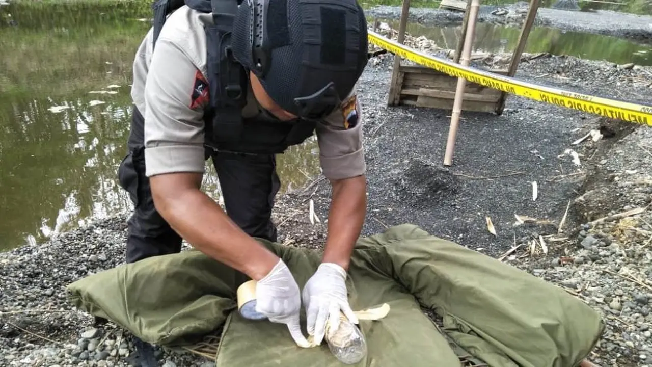 Polisi memusnahkan ranjau anti tank aktif sisa PD II yang ditemukan penambang pasir di Kebumen. (Foto: Liputan6.com/Polres Kebumen/Muhamad Ridlo)