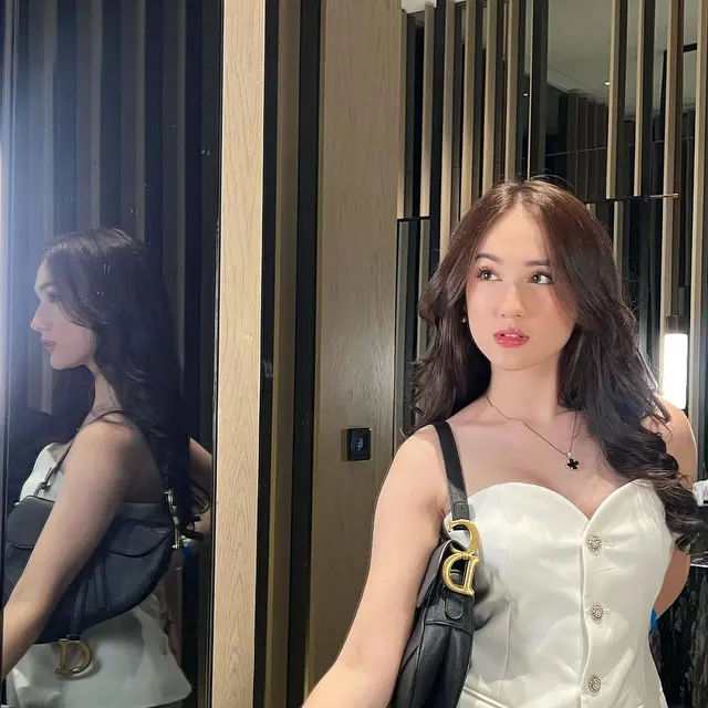Diberi Cincin Oleh Maia Estianty, Ini 6 Potret Penampilan Laura Moane Pakai Perhiasan