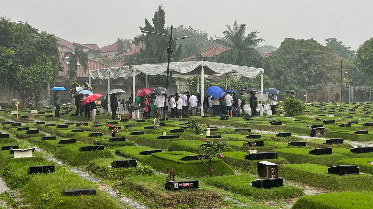 Suasana Pemakaman Suami Najwa Shihab di TPU Jeruk Purut, Diiringi Hujan Deras
