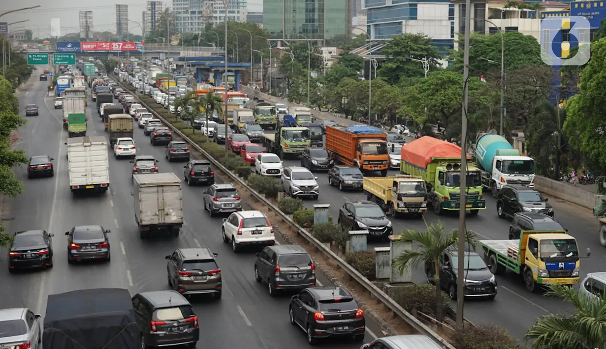 Kendaraan melintasi Tol JORR di kawasan Jakarta Selatan, Selasa (8/10/2019). Kepala Badan Pengatur Jalan Tol (BPJT) Kementerian PUPR Danang Parikesit menyebut kenaikan tarif 21 ruas tol bakal diumumkan usai pelantikan Presiden dan Wakil Presiden periode 2019-2024. (Liputan6.com/Immanuel Antonius)