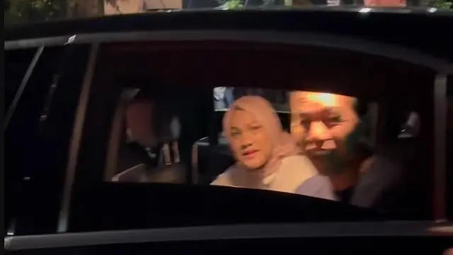 Presiden Jokowi dan Iriana saat menyapa penonton konser GIGI di luar arena konser. Sempat bertemu Baim Wong hingga menurunkan kaca mobil (https://www.instagram.com/p/CtmJRH8AXUh/)