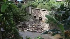 Sampah menumpuk dan menutupi sebagian aliran Kali Baru di kawasan Cibinong, Bogor, Jawa Barat, Senin (11/3). Perilaku buruk warga yang membuang sampah sembarangan menyebabkan kondisi kali dipenuhi sampah rumah tangga. (Liputan6.com/Immanuel Antonius)