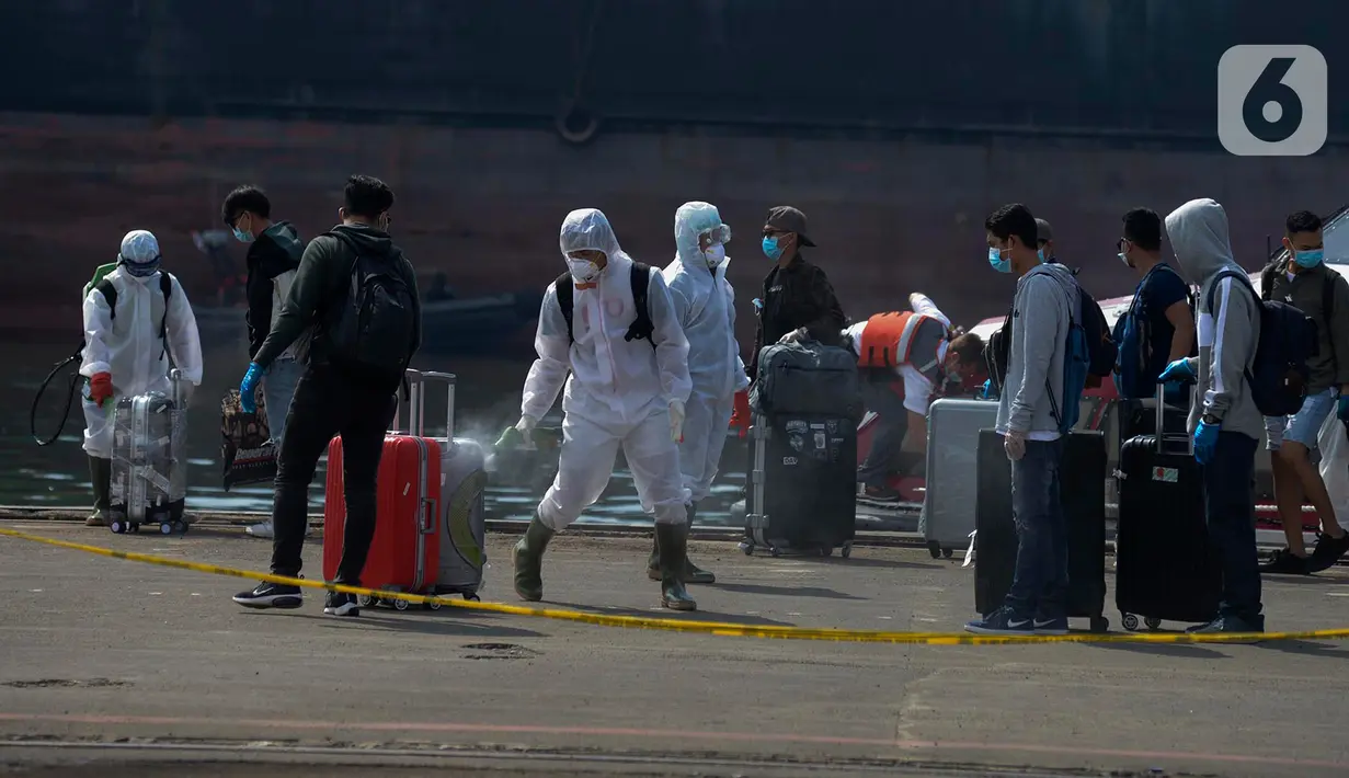 Petugas menyemprotkan cairan disinfektan ke barang WNI yang menjadi anak buah kapal Kapal Pesiar MV Dream Explorer setibanya di Pelabuhan Tanjung Priok, Jakarta, Rabu (29/4/2020). Sebelum menuju hotel untuk isolasi mandiri, 359 WNI itu terlebih dahulu menjalani rapid test. (merdeka.com/Imam Buhori)