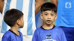 Kedua tim mengenakan seragam kebesaran, Indonesia merah dan Argentina biru-putih. (Liputan6.com/Helmi Fithriansyah)