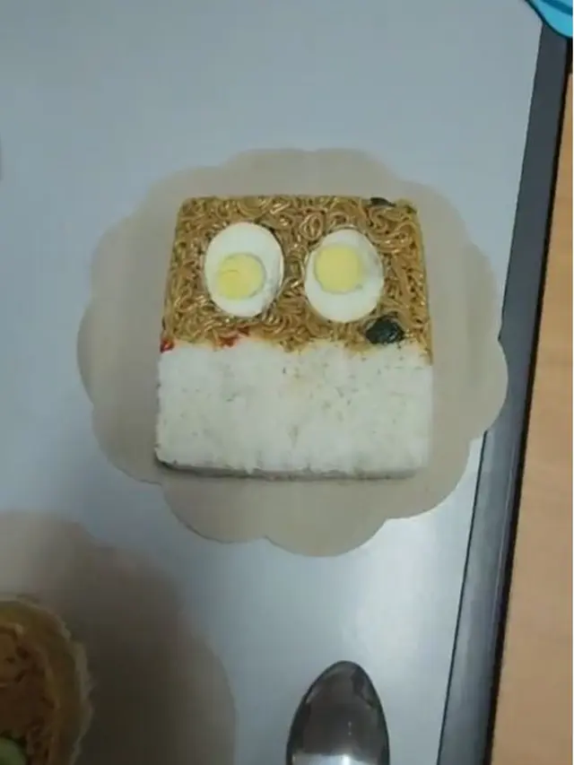 Momen Seru Teman Sekantor Lomba Hias Bekal Mi Paling Kotak, 6 Potretnya Kocak