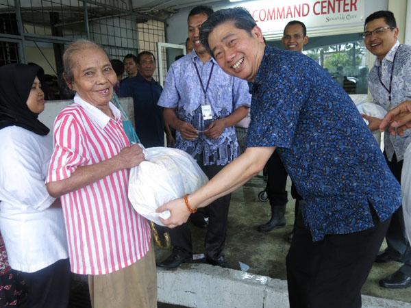 Center Director Senayan City Ronald Lim, ikut serta memberikan sembako kepada warga RW. 08 Kelurahan Grogol Selatan | copyright vemale.com