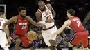 Aksi pemain Cleveland Cavaliers, LeBron James (23) melewati adangan para pemain Miami Heat pada lanjutan NBA basketball game, di Quicken Loans Arena, Cleveland, (28/11/2017). Cavs menang 108-97. (AP/Tony Dejak)