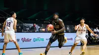 Michael Kolawole (membawa bola) tak lagi memperkuat WB Combiphar Solo di IBL 2022 (dok. WB Combiphar Solo)