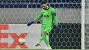 Hugo Lloris mungkin tidak dalam performa terbaiknya di musim ini. Namun, ia tetap mampu tampil impresif dengan menorehkan 73 penyelamatan dan 10 cleansheet sejauh ini. Lloris juga mampu membuat 185 umpan jauh sukses dari 324 percobaanya, sehingga mencapai efisiensi 57,1%. (AFP/Attila Kisbenedek)