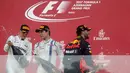 Daniel Ricciardo (kanan), Lance Stroll (tengah) dan Valtteri Bottas (kiri) merayakan keberhasilan naik podium pada balapan Formula One Azerbaijan Grand Prix di Baku City Circuit, Baku  (25/6/2017). (AP/Darko Bandic)