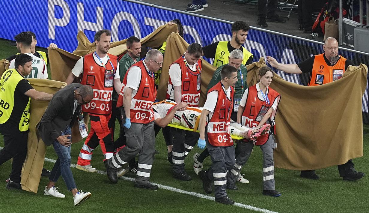Barnabas Varga dibawa keluar dari lapangan dengan tandu setelah mendapat perawatan oleh petugas medis saat tidak sadarkan diri. (AP Photo/Ariel Schalit)