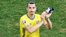 Zlatan Ibrahimovic - Bomber veteran Rossoneri itu gagal membela Swedia di Piala Eropa. Cedera lutut yang dialami Zlatan Ibrahimovic saat AC Milan melawan Juventus membuatnya absen dari perhelatan akbar di benua biru. (AFP/Vincenzo Pinto)