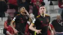 Penyerang Ajax, Sebastien Haller melakukan selebrasi setelah mencetak gol ke gawang Benfica pada pertandingan leg pertama babak 16 Liga Champions di Stadion Da Luz, Lisbon, Kamis (24/2/2022). Benfica bermain imbang atas Ajax 1-1.  (AP Photo/Armando Franca)