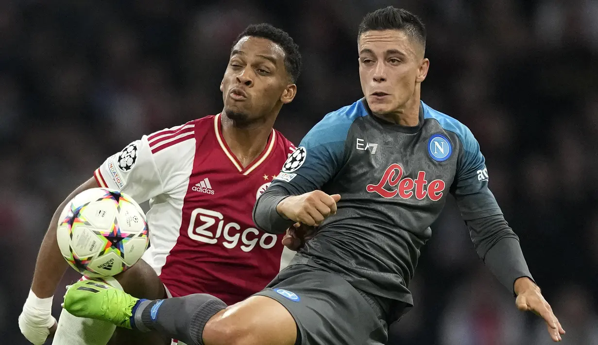 Giacomo Raspadori mampu membobol gawang Ajax dan membuat skor menjadi imbang 1-1 diawal pertandingan. Setelah itu, laga menjadi milik Napoli sepenuhnya. (AP Photo/Peter Dejong)