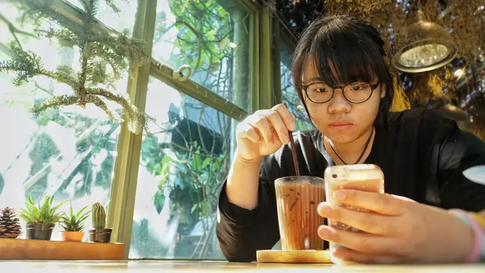 Remaja bermain gadget