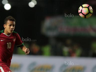 Pemain Timnas Indonesia U-19, Egy Maulana Vikri masuk dalam daftar pemain muda terbaik 2017 yang dikeluarkan situs www.theguardian.com. Hal ini terkait performa Egy menjadi top scorer pada laga AFF U-19 2017. (Bola.com/Nicklas Hanoatubun)