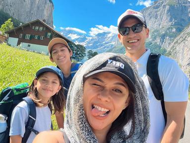 Di momen liburan sekolah anak-anaknya, Nana Mirdad dan Andrew White memutuskan untuk mengajak Jason dan Sarah ke Swiss. (Instagram/nanamirdad_)