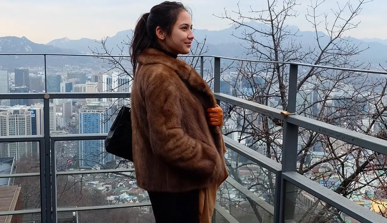 Bicara soal cuaca yang dingin di Korea sepertinya bukan hal aneh bagi Pevita. Pasalnya, Pevita sudah terbiasa menetap di luar negeri. Nggak heran kalau ia juga selalu tampil modis dengan koleksi baju hangatnya. (Instagram/pevpearce)