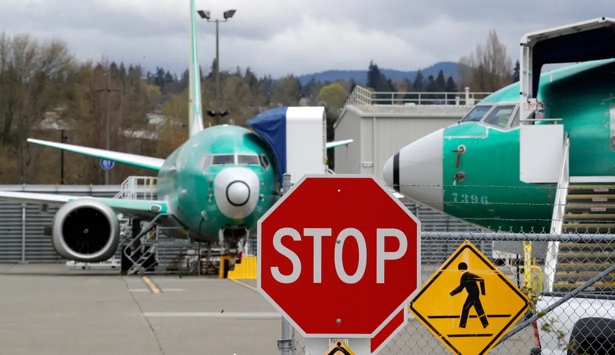 Boeing 737 MAX Jet terparkir di fasilitas produksi  di Renton, Washington, Senin (16/12/2019). Boeing Co mengumumkan akan menghentikan untuk sementara waktu produksi pesawat jenis 737 MAX – yang sudah dilarang terbang – pada Januari 2020 mendatang. (AP/Elaine Thompson)