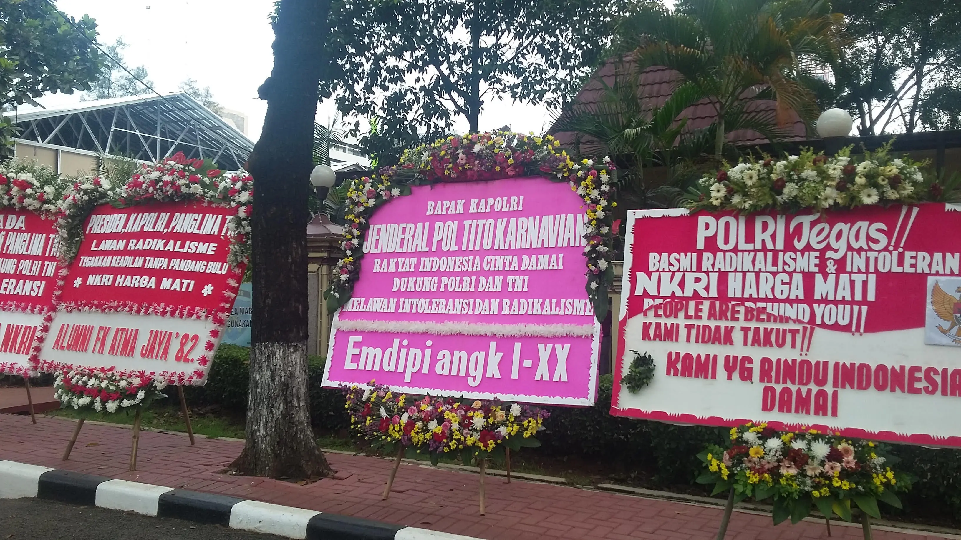 Karangan bunga di Mabes Polri, Jakarta. (Liputan6.com/Lizsa Egeham)