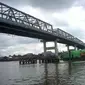 Jembatan terpanjang di kampung Zumi Zola ditabrak perahu tongkang. (Bangun Santoso/Liputan6.com)