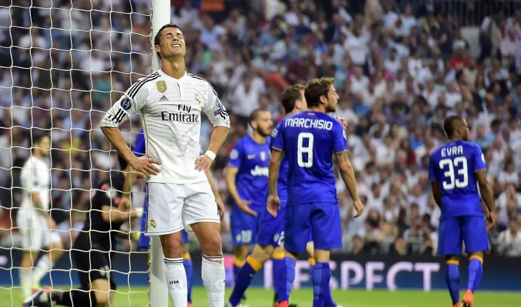 Bintang Real Madrid Cristiano Ronaldo menyesali kegagalan merobek gawang Juventus pada pertemuan di semifinal Liga Champions 2014/2015. (AFP/Gerard Julien)