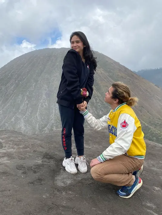 Terlihat bahwa Dul Jaelani dan Tissa Biani pun asyik menikmati perjalanannya dan mengabadikan momen bersama. (FOTO: instagram.com/duljaelani/)