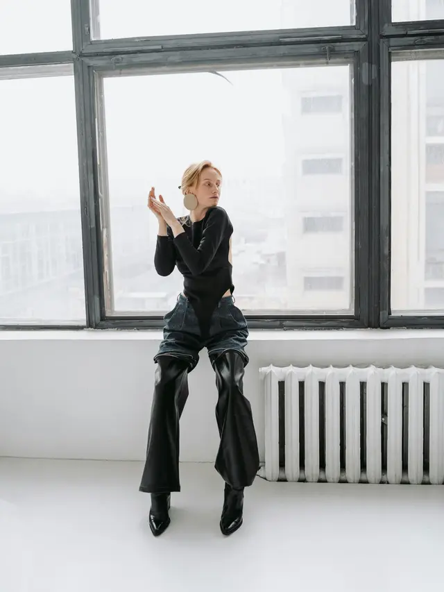 Berpakaian Nuansa Monokrom