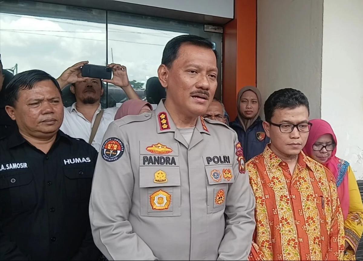 Kabid Humas Polda Riau Kombes Zahwani Pandra Arsyad jenguk mahasiswi dibacok pacar
