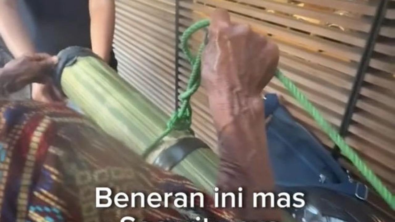 Saat berkata ingin beli, bapak ini pun langsung berdiri dengan semangat untuk menyiapkan pesanan.