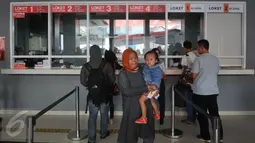 Para calon penumpang membeli tiket di Stasiun Maja, Lebak, Banten, Rabu (11/5). Hari ini, Direktorat Jenderal Perkeretaapian Kementerian Perhubungan meresmikan tiga stasiun, salah satunya Stasiun Maja, Lebak. (Liputan6.com/Gempur M Surya)