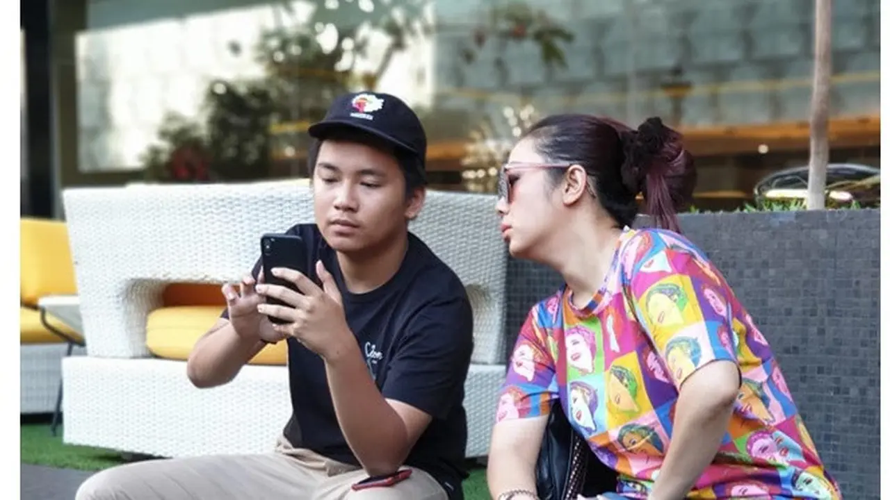 Jarang Terekspos, Ini 6 Potret Aksa Uyun Putra Soimah yang Beranjak Dewasa