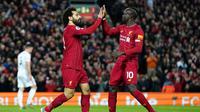 Pemain Liverpool Mohamed Salah (kiri) merayakan bersama Sadio Mane usai mencetak gol ke gawang Sheffield United pada pertandingan lanjutan Liga Inggris di Anfield Stadium, Liverpool, Inggris, Kamis (2/1/2020). Liverpool menang 2-0. (AP Photo/Jon Super)
