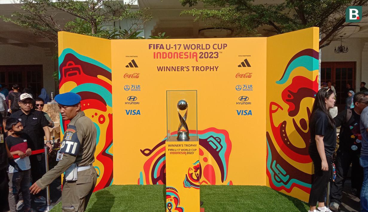 Trofi Piala Dunia U-17 2023 diperlihatkan kepada masyarakat dalam acara Trophy Experience yang berlangsung di Balai Pemuda Surabaya, Minggu (29/10/2023). Piala Dunia U-17 2023 akan digelar di Indonesia mulai 10 November 2023 mendatang. Surabaya menjadi salah satu kota tuan rumah. (Bola.com/Aditya Wany)
