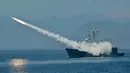 Angkatan Laut Taiwan meluncurkan rudal Standar buatan AS dari fregat selama Latihan Han Kuang tahunan, di laut dekat pelabuhan angkatan laut Suao di daerah Yilan, Taiwan, Selasa (26/7/2002). (AFP Photo/Sam Yeh)