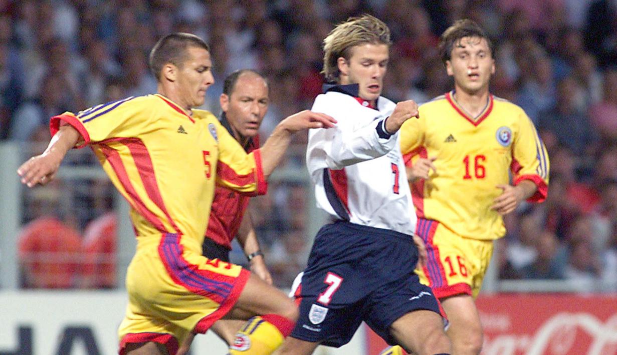 Pemain Timnas Inggris, David Beckham, berusaha melewati pemain Rumania pada laga Piala Dunia 1998 di Stadion Toulouse, Prancis. (AFP/Valery Hache)
