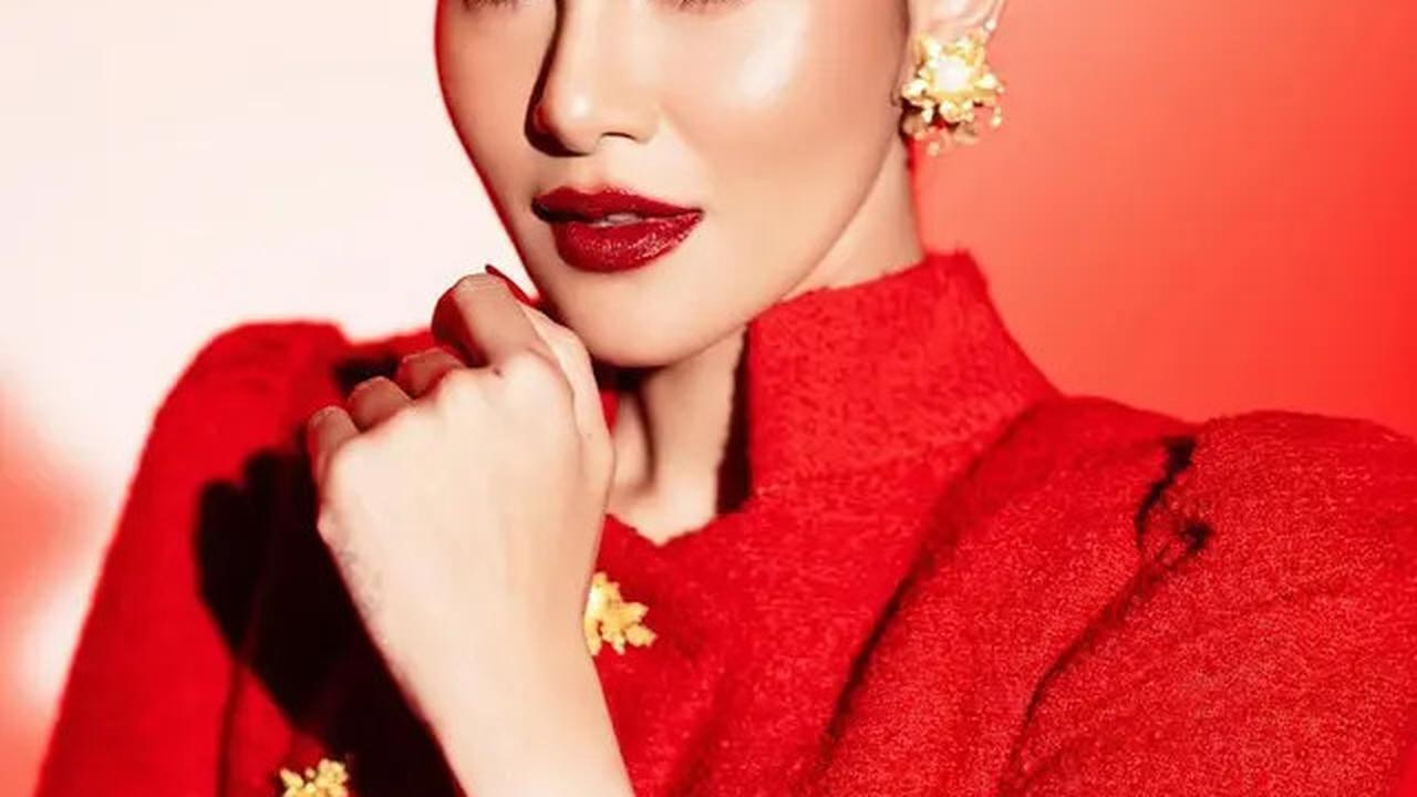Gaya Olla Ramlan dengan Kebaya Ekor Panjang Nuansa Merah Putih Peringati HUT RI ke-80