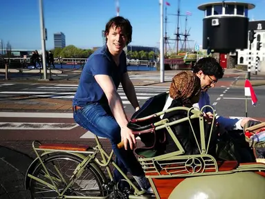 Seorang pemuda Belanda, Daan Goppel mempopulerkan becak khas Yogyakarta untuk dijadikan alat transportasi wisata mengelilingi kota Amsterdam. (facebook.com/becakamsterdam)