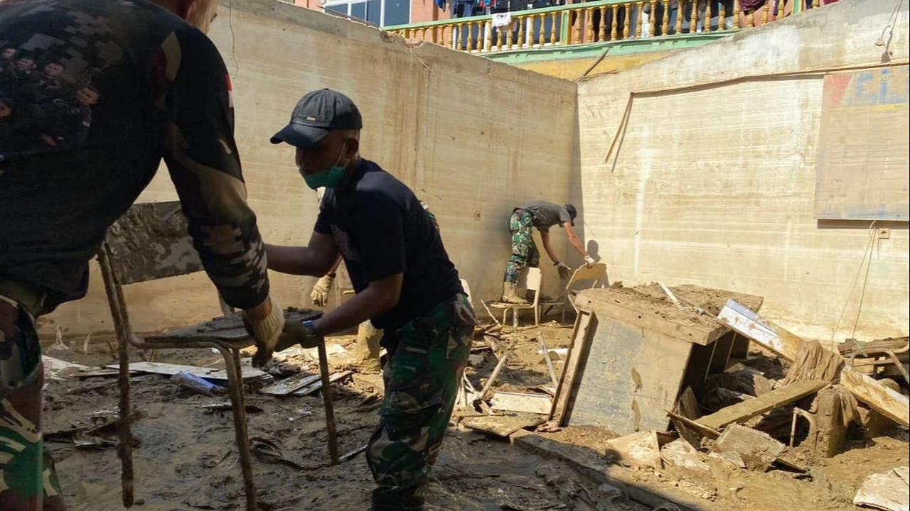 FOTO: Aksi Cepat Prajurit TNI AD Pulihkan Kantor MPD Kuala Simpang
