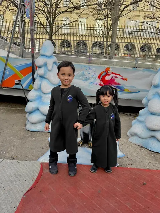 Potret lain memperlihatkan keduanya kompak mengenakan jumpsuit kasual warna hijau army.