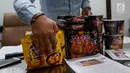 Mie instan Samyang ditunjukan saat konferensi pers di Jakarta, Rabu (21/6). Dalam keterangannya, Sales dan Marketing Manajer PT Korinus Endra Nirwana membantah kalau produknya mengandung minyak babi. (Liputan6.com/Pool)